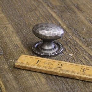 gehämmertes OVAL ~ 38mm Gusseisen Schrankknopf mit Rückplatte ~ Rustikaler Schubladengriff ~ 1er oder 10er Pack