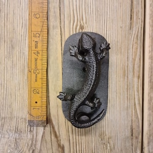 LIZARD \ Antique Style Cast Iron Door Knocker \ Rustic Industrial Door Furniture