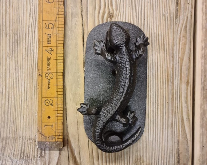 LIZARD \ Antique Style Cast Iron Door Knocker \ Rustic Industrial Door Furniture