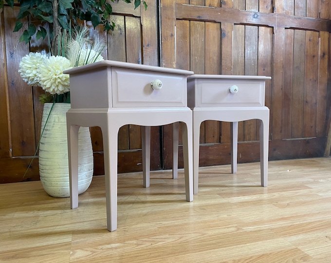 Vintage Painted Pink Stag Minstrel Bedside Tables  \ Lamp Tables \ Bedroom Drawers Nightstands