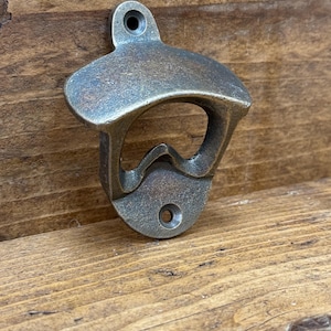 LATÓN: Abrebotellas de hierro fundido para montaje en pared - Estilo vintage para bar en casa