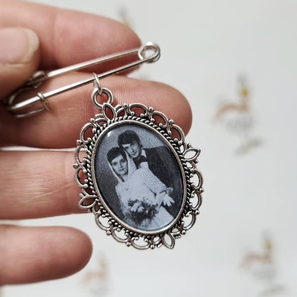 Memory Remembrance Bouquet Charm | Locket Brooch | Personalised with any Photo | Oval Shape Keepsake with Ribbon | Bride Gifts | Wedding