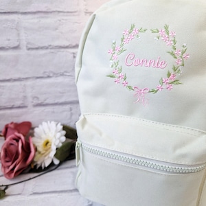 Sac à dos avec cadre fleuri, sac brodé fille personnalisé, rentrée des classes, sac pour chambre d'enfant, couronne de fleurs
