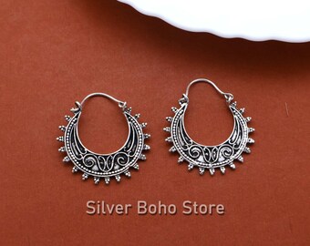 Halbmondförmige Creolen im Ethno-Stil in Silberoptik | Handgefertigter Boho-Schmuck | Leichte Statement-Creolen | Festival-Ohrringe für Damen
