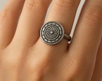 Anillo tribal antiguo de plata – Anillo vintage artesanal – Anillo redondo ajustable oxidado – Joyería étnica para ella