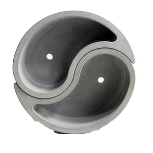 Pode incluir: Um vaso de cimento cinzento em forma de yin yang. O vaso tem dois compartimentos separados, cada um com um furo de drenagem.