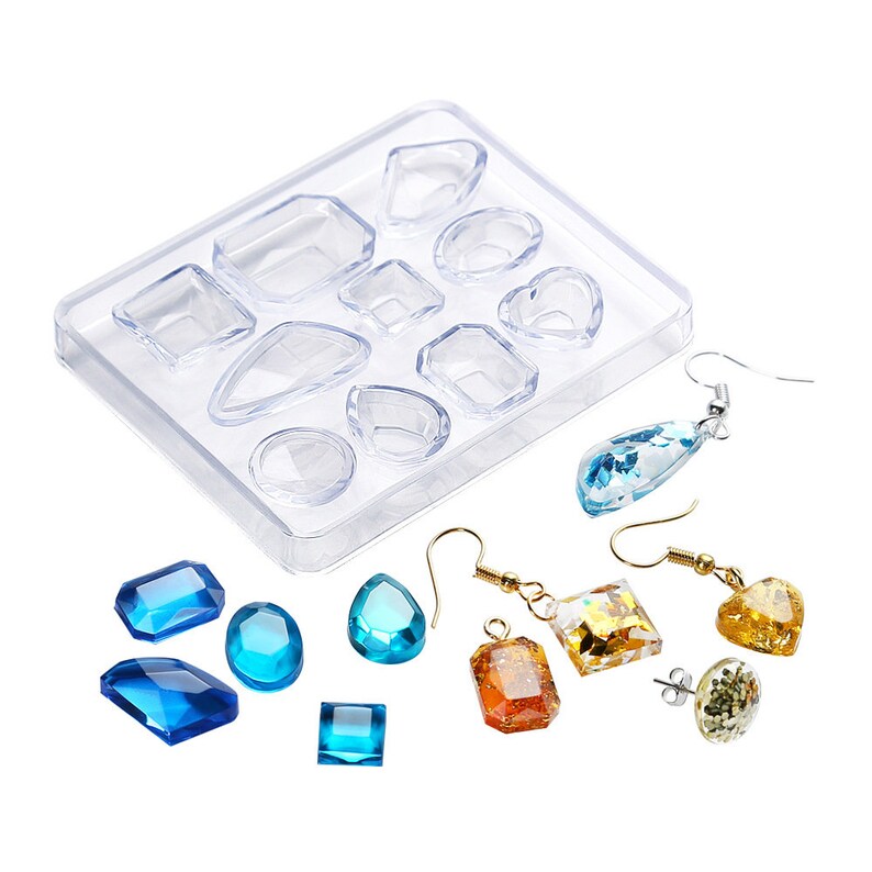 Pode incluir: Um molde de pl&aacute;stico transparente com 10 formas diferentes para fazer brincos de resina. O molde &eacute; mostrado com v&aacute;rios brincos acabados em resina azul, dourada e transparente.