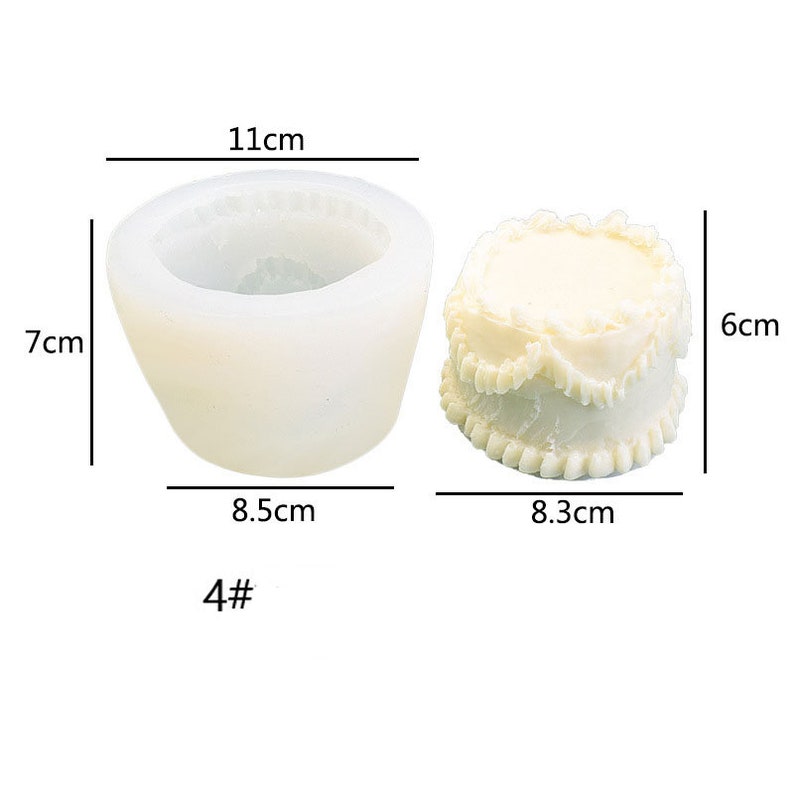 Peut inclure: Un moule en silicone blanc, de 11 cm de large et 7 cm de haut, &agrave; c&ocirc;t&eacute; d'un article fini en forme de g&acirc;teau, de 8,3 cm de large et 6 cm de haut. Le moule est en forme de bol avec un bord d&eacute;coratif. Le g&acirc;teau fini a un design &agrave; volants.