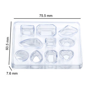 Pode incluir: Molde de pl&aacute;stico transparente com 10 cavidades de diferentes formas para fazer joias de resina. O molde mede 7,6 mm de altura, 60,5 mm de largura e 75,5 mm de comprimento.