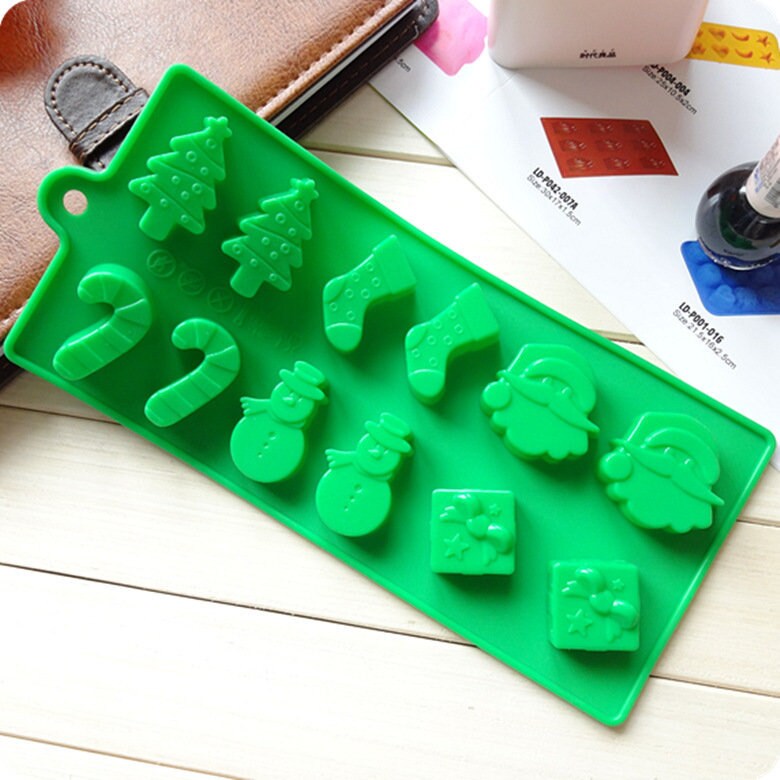  Whaline 6pcs Christmas Silicone Chocolate Mould, Xmas Candy Mold  Trays, Baking Jelly Sweet Mould Santa Claus Snowman Christmas Tree Present  Gingerbread Stockings Bear Star Candy Cane : Home & Kitchen