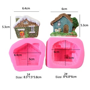 Puede incluir: Dos moldes de silicona rosa para hacer decoraciones de casas de jengibre. Los moldes miden 8,5 cm x 7,5 cm x 3,8 cm y 8 cm x 6,8 cm x 6 cm. Los moldes se muestran con las decoraciones de casas de jengibre dentro.