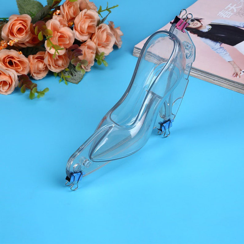 Peut inclure: Un moule en plastique transparent en forme de chaussure &agrave; talon haut. Le moule est con&ccedil;u pour faire du chocolat ou d'autres friandises comestibles.