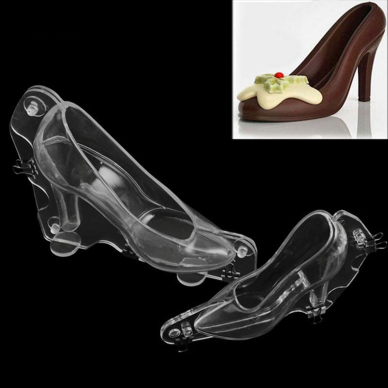 Peut inclure: Deux moules en plastique transparent en forme de chaussures &agrave; talons hauts. Les moules sont con&ccedil;us pour faire des chaussures en chocolat.