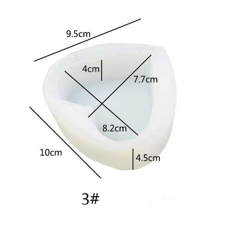 Peut inclure: Un moule en silicone blanc de forme ovale, avec des dimensions en centim&egrave;tres. Le moule mesure environ 10 cm de long, 9,5 cm de large et 4,5 cm de profondeur. Les dimensions int&eacute;rieures sont de 8,2 cm sur 7,7 cm, avec une ouverture de 4 cm. Le num&eacute;ro "3#" est imprim&eacute; en bas.