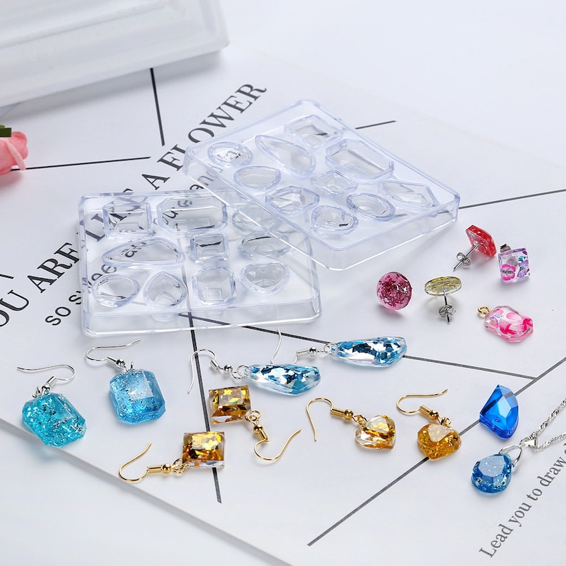 Pode incluir: Molde de pl&aacute;stico transparente com 10 formas diferentes para fazer brincos de resina. O molde &eacute; mostrado com brincos de resina acabados em v&aacute;rias formas e cores.