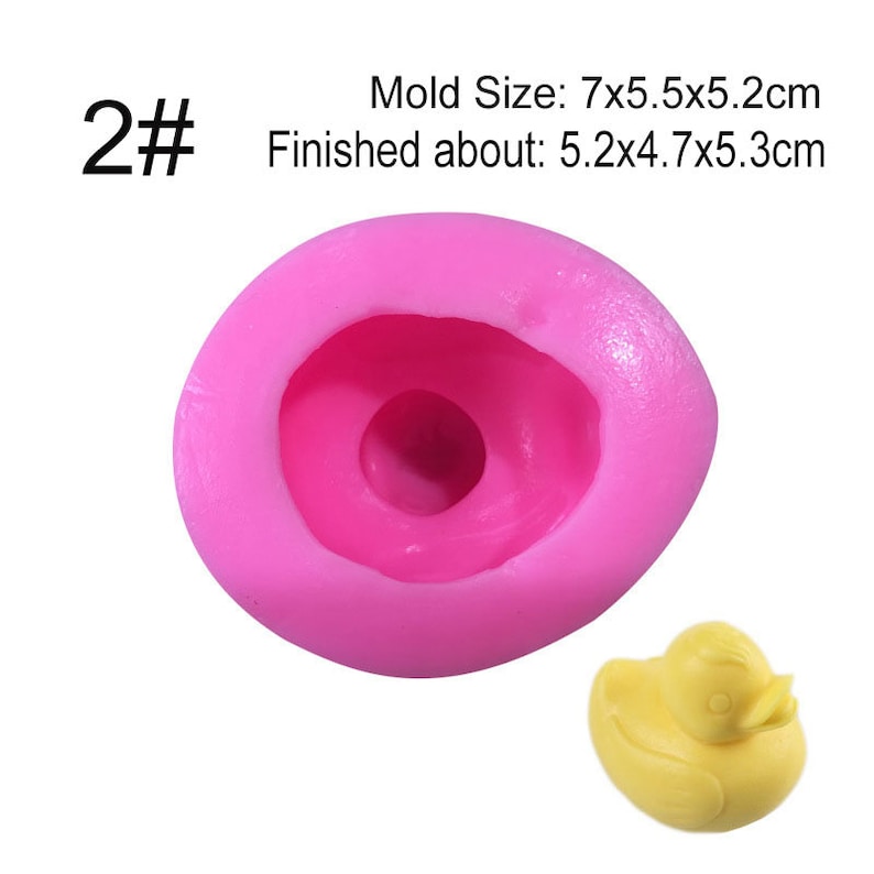 Puede incluir: Un molde de silicona rosa para crear un pato, con el texto "2#" en la parte superior izquierda. El molde mide 7x5,5x5,2 cm. Se muestra un pato amarillo terminado junto al molde.
