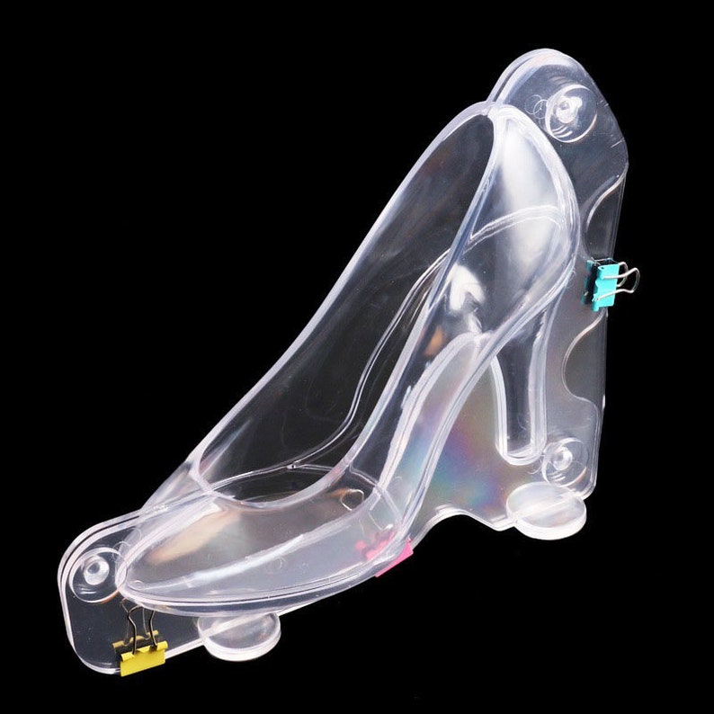 Peut inclure: Moule en plastique transparent en forme de chaussure &agrave; talon haut. Le moule est con&ccedil;u pour cr&eacute;er une chaussure en chocolat ou en bonbon.