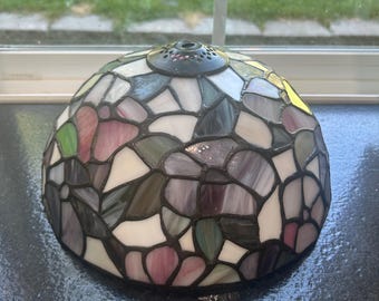 Tiffany style stained glass vintage light shade aprox 10” in diameter. In excellent conditon