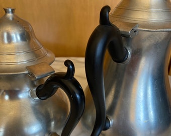 Royal Holland Pewter made reproductions of Sleepy Hollow Restorations hinged pewter teapot and coffee pot in real nice condition