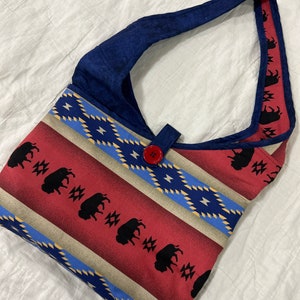 Bolso de hombro hecho a mano con diseño suroeste de bisontes/búfalos y tiene tres compartimentos en el interior y un cierre de velcro con botón.