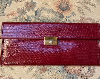 Valentine red colored faux alligator hide vintage 70s vinyl Vi-Tronic wallet/clutch in excellent condition