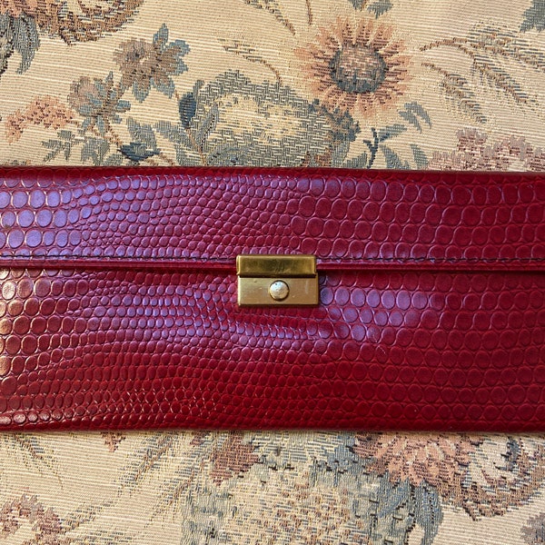 Valentine red colored faux alligator hide vintage 70s vinyl Vi-Tronic wallet/clutch in excellent condition