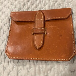 Cartera/Cartera de piel plena flor color canela que se monta en el cinturón. Cinturón no incluido. Un regalo ideal para un atleta o corredor. En perfecto estado.