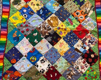 Small vintage hand made baby quilt/blankey measures aprox 35”x39”