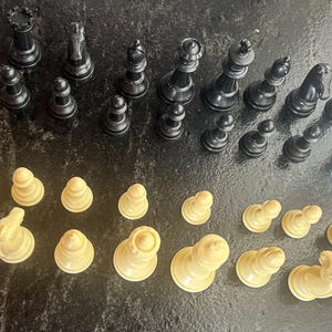 Vintage 32 piece weighted plastic chess pieces of Staunton style likely tournament type. Full set in nice condition!
