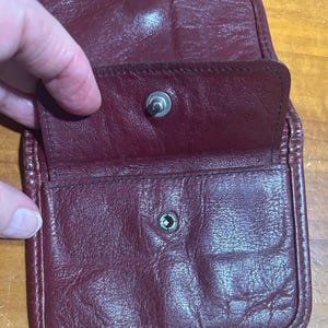 Cartera Mundi plegable de color marrón/sangre de buey en estado vintage usado. Piel de vacuno napa de Brasil.