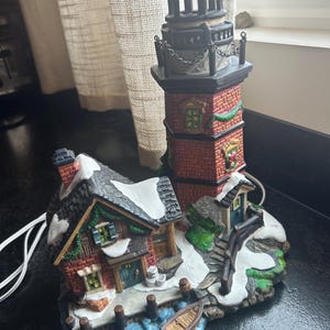 2001 Santas WorkBench classic series Dundridge Point lighthouse for Christmas village in excellent condition. See photos for measurements.