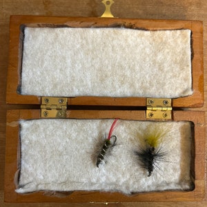 Estuche de madera hecho a mano para pescadores con mosca con forro de fieltro para anzuelos. Incluye dos anzuelos para pesca con mosca. Tamaño aproximado de un estuche para gafas.