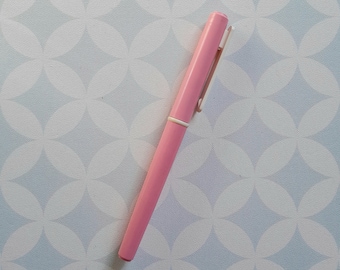 Caneta-tinteiro de plástico vintage Waterman dos anos 80, rosa claro e branco, nova