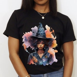 Schwarze Hexe Unisex Jersey Shirt | Haube| Afroamerikanische Geschenke | Halloween-Shirt | Hexe Shirt | Herbst Shirt | Gruselige Saison Shirt| Afro Salem|