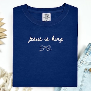Camiseta &quot;Jesús es el Rey&quot;, camiseta con versículo bíblico, camiseta para mamá religiosa, camiseta de Jesús, regalos cristianos, camiseta de fe, regalo para ella, camisetas para mujer