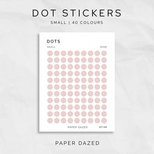 Może przedstawiać: Biały arkusz z małymi różowymi naklejkami w kropki ułożonymi w siatkę. Nagłówek brzmi DOT STICKERS SMALL | 40 COLOURS. Arkusz jest oznaczony jako DOTS, SMALL, ROSE, PAPER DAZED i DOT-006. Nazwa marki PAPER DAZED znajduje się na dole.