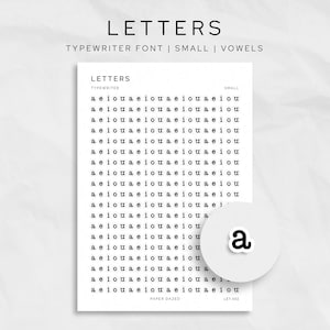 Op de afbeelding: Een witte print met het woord "LETTERS" in een typemachinelettertype, en de woorden "TYPEWRITER FONT | SMALL | VOWELS". Een ronde sticker met de letter "a" staat rechts. De print toont een lijst met klinkers.