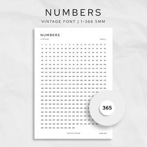 Może przedstawiać: Czarno-biały nadruk z napisem "NUMBERS" w stylu vintage, z numerami od 1 do 366 ułożonymi w siatkę. Okrągła grafika wyróżnia liczbę 365. Nadruk jest oznaczony jako "PAPER DAZED."