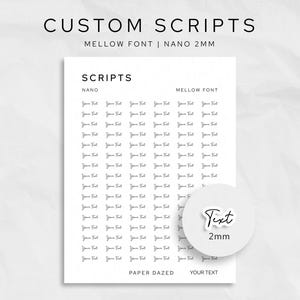 Peut inclure: Une feuille blanche avec les mots "CUSTOM SCRIPTS" et "SCRIPTS" en noir. La feuille est remplie d'exemples d'une "MELLOW FONT" en taille "NANO 2MM". Un autocollant circulaire avec le mot "Text" et "2mm" est à droite.