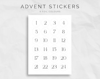 Könnte beinhalten: Ein Bogen weißer Adventskalender-Aufkleber mit schwarzen Zahlen 1-24 in Kreisen. Der Text "ADVENT STICKERS" und "6 FOIL COLOURS" steht oben. Ideal für Adventskalender-Bastelarbeiten.