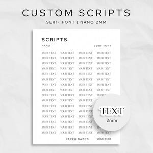 以下が含まれることがあります： 上部に「CUSTOM SCRIPTS」という文字が入った白いシート。下には「SERIF FONT | NANO 2MM」と書かれています。シートには様々なフォントで「YOUR TEXT」という文字が並んでいます。小さな円には「TEXT 2mm」と書かれています。