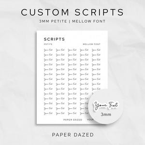 Peut inclure: Une feuille blanche présentant des scripts personnalisés dans une police 3mm petite mellow, affichant plusieurs lignes du texte Your Text. Un encart circulaire montre un échantillon Your Text avec une étiquette 3mm. En-tête CUSTOM SCRIPTS et PAPER DAZED.