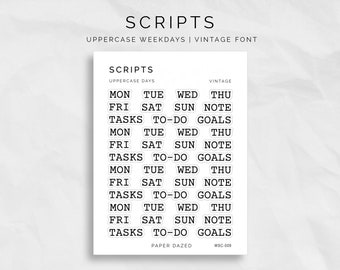 Pode incluir: Uma folha de adesivos com texto preto em maiúsculas sobre fundo branco. O texto inclui SCRIPTS, UPPERCASE DAYS, VINTAGE, PAPER DAZED, WSC-009 e linhas repetidas de dias da semana MON, TUE, WED, THU, FRI, SAT, SUN, NOTE, TASKS, TO-DO, GOALS.