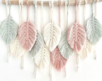 Decorazione murale a forma di foglia in macramè, decorazione murale personalizzata a forma di piuma in macramè bianca e rosa, decorazione pastello per la cameretta, arte murale moderna, decorazione naturale neutra fatta a mano