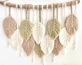 Decorazione da parete con foglie in macramè e foglie dai colori tenui, decorazione da parete con piume in macramè naturale, decorazione da parete in macramè, decorazione da parete biologica per la cameretta dei bambini