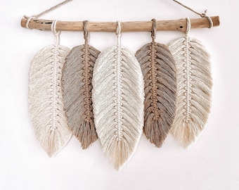 Decorazione da parete in macramè con piume, bianca e beige, piccola foglia in macramè, decorazione da parete neutra per cameretta dei bambini, decorazione per la casa fatta a mano.