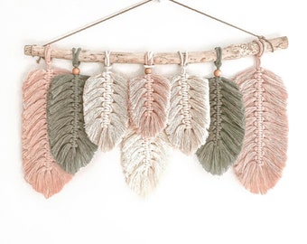 Arazzo da parete con foglie in macramè, arazzo da parete in macramè rosa per la cameretta delle bambine, decorazione da parete per la cameretta dei bambini dai colori tenui e confortevoli, arazzo in legno galleggiante boho