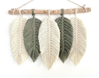 Decorazione da parete in macramè a forma di piuma, verde, bianca, piccola foglia in macramè, decorazione neutra per la cameretta delle bambine, decorazione per la casa fatta a mano, regalo personalizzabile