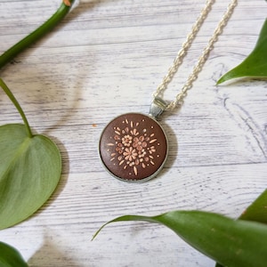 Collar de arcilla polimérica con motivos florales de otoño, colgante vintage elegante de estilo cottagecore y academia oscura, joyería bordada de arcilla polimérica.