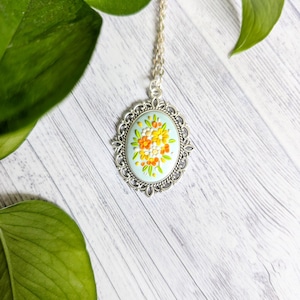 Collar floral de arcilla polimérica, colgante vintage elegante cottagecore y academia oscura, joyas de bordado de arcilla polimérica.